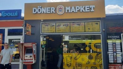 У Львові демонтують МАФ, у якому люди отруїлись шаурмою