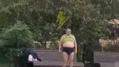 У Львові у фонтані купається чоловік у трусах (ВІДЕО)