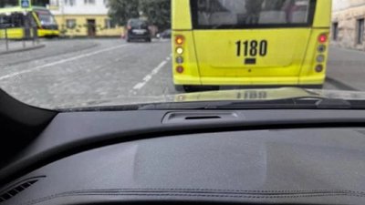 У Львові пасажири трамваю стоячи провели колону "на щиті"