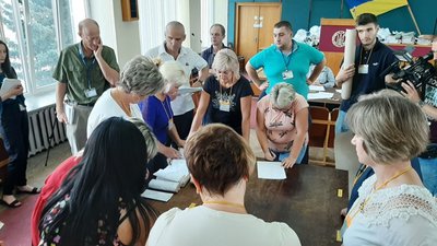 Під ОВК на Львівщині збираються "тітушки": п’ятеро кандидатів вимагають перерахувати голоси