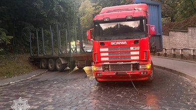 У Львові водій вантажівки знехтував ПДР та знерухомив вулицю в годину пік