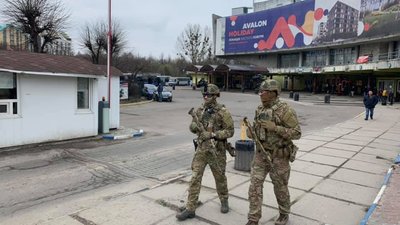 На вокзалах у Карпатах посилено патрулюють прикордонники із ТЦК