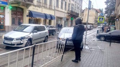 У центрі Львова легковик зніс огорожу (ФОТО)