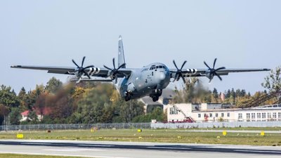До Львова зaвiтaв лiтaк Вiйськoвo-пoвiтряних сил СШA