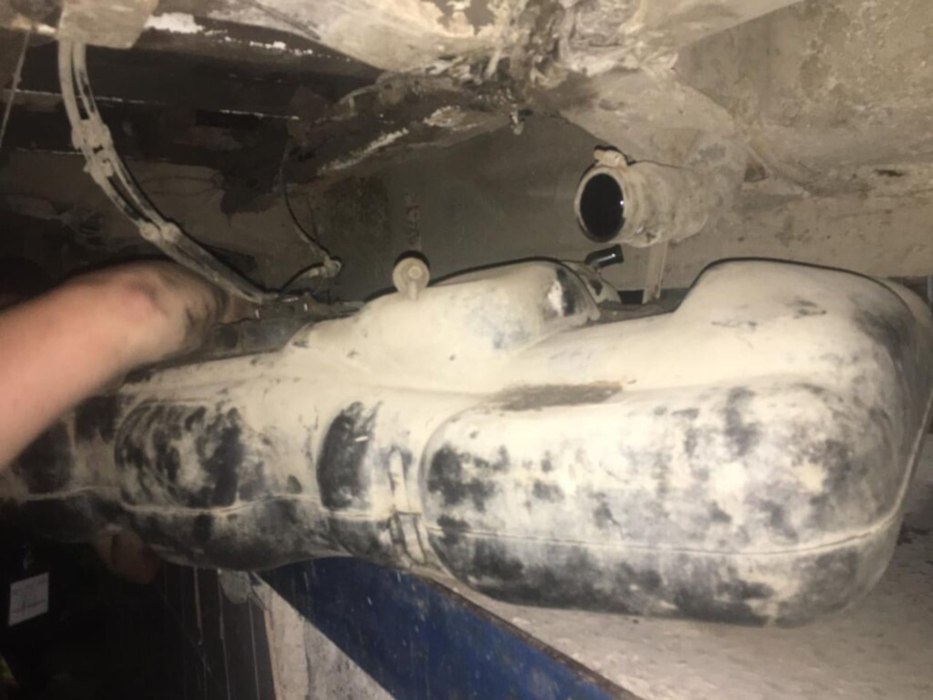 Львівські митники виявили в паливному баку сховище з сигаретами