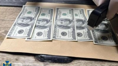 СБУ затримала посадовця одного із судів Одеси, який «попереджав» кримінальників про заплановані обшуки