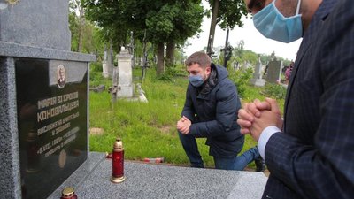У Зашкові вшанували батьків та дідуся полковника Євгена Коновальця