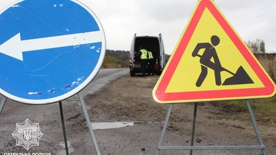 На Львівщині на дорозі валяються зайві предмети