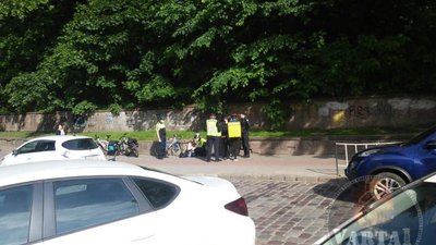 У центрі Львова кур'єр "Glovo" збив літню жінку (ФОТО)