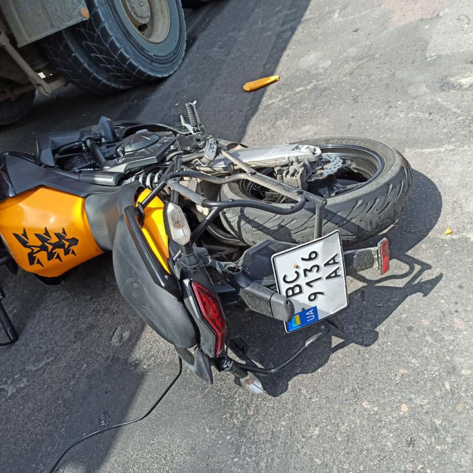 У Львові загинув скутерист, який влетів у острівець безпеки