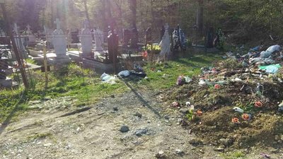 Як на Львівщині кладовище перетворюється у сміттєзвалище (ФОТО)