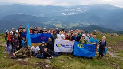 Понад дві сотні львів'ян піднесли прапор України на найвищій горі Львівщини
