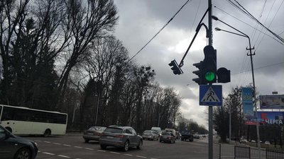 У Львові світлофор небезпечно завис над проїжджою частиною перехрестя Стрийська - Сахарова (ФОТО)