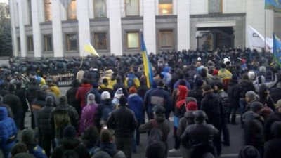 Під Радою - близько тисячі мітингувальників