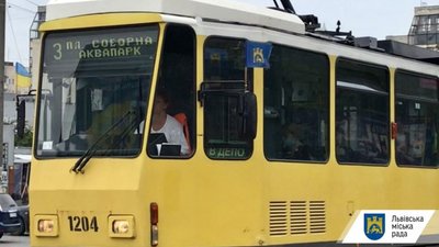 У Львові електротранспорт прикрасили прапорцями (ФОТО, ВІДЕО)