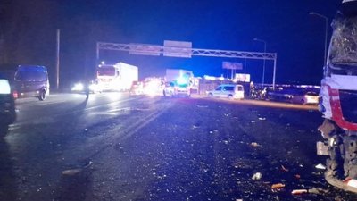 Неподалік Львова вантажівка зіткнулась з маршрутним автобусом (ФОТО)