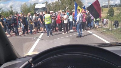 На Львівщині біля Жовкви знову перекрили дорогу (ФОТО)