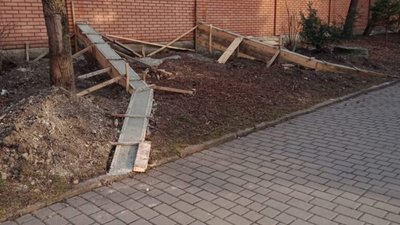 У Львові через парк будують заїзд у будинок