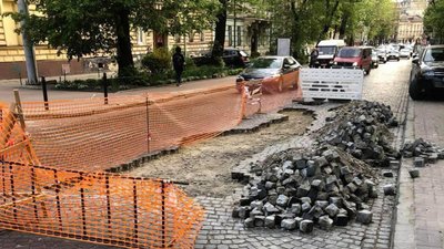 У Львові комунальники вже кілька днів не можуть відремонтувати чотири метри дороги (ФОТО)