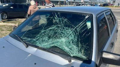 Біля Львова жінка опинилась на лобовому склі автомобіля (ФОТО)
