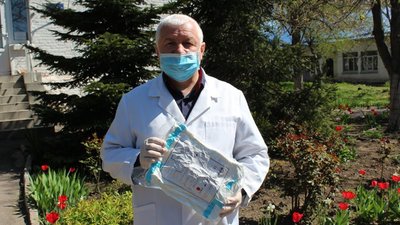 У Порошенка вже передали в лікарні 30 тисяч захисних костюмів для медпрацівників (ФОТО)