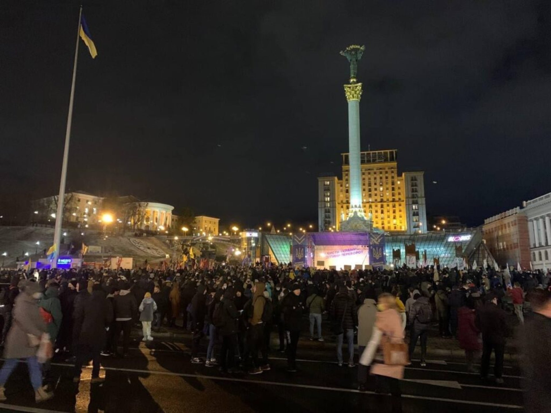 На Майдані Незалежності в Києві зібралися кілька тисяч людей, фото ВВС