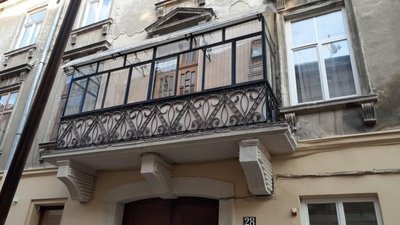У Львові на Братів Рогатинців засклили балкон (ФОТО)