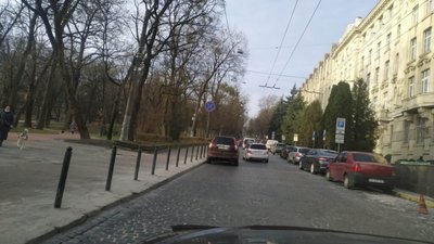 У центрі Львова у водіїв вкрали місця для паркування (ФОТО)