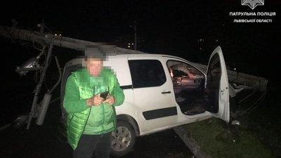 На Сихові п’яний водій в’їхав у стовп (ФОТО)
