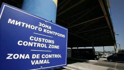 На кордоні із Польщею вилучили контрабанду італійського взуття