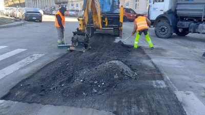 У центрі Львова комунальники нарешті побачили величезну яму