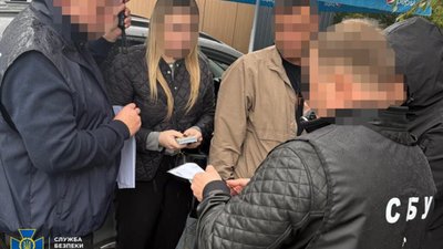 Посадовець Львівської митниці сприяв контрабанді елітних прикрас