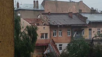У Львові негода зірвала дах на вулиці Міхновських (ФОТО)