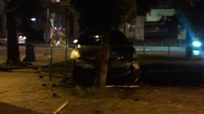 У центрі Львова автомобіль не розминувся із деревом (ФОТО, ВІДЕО)