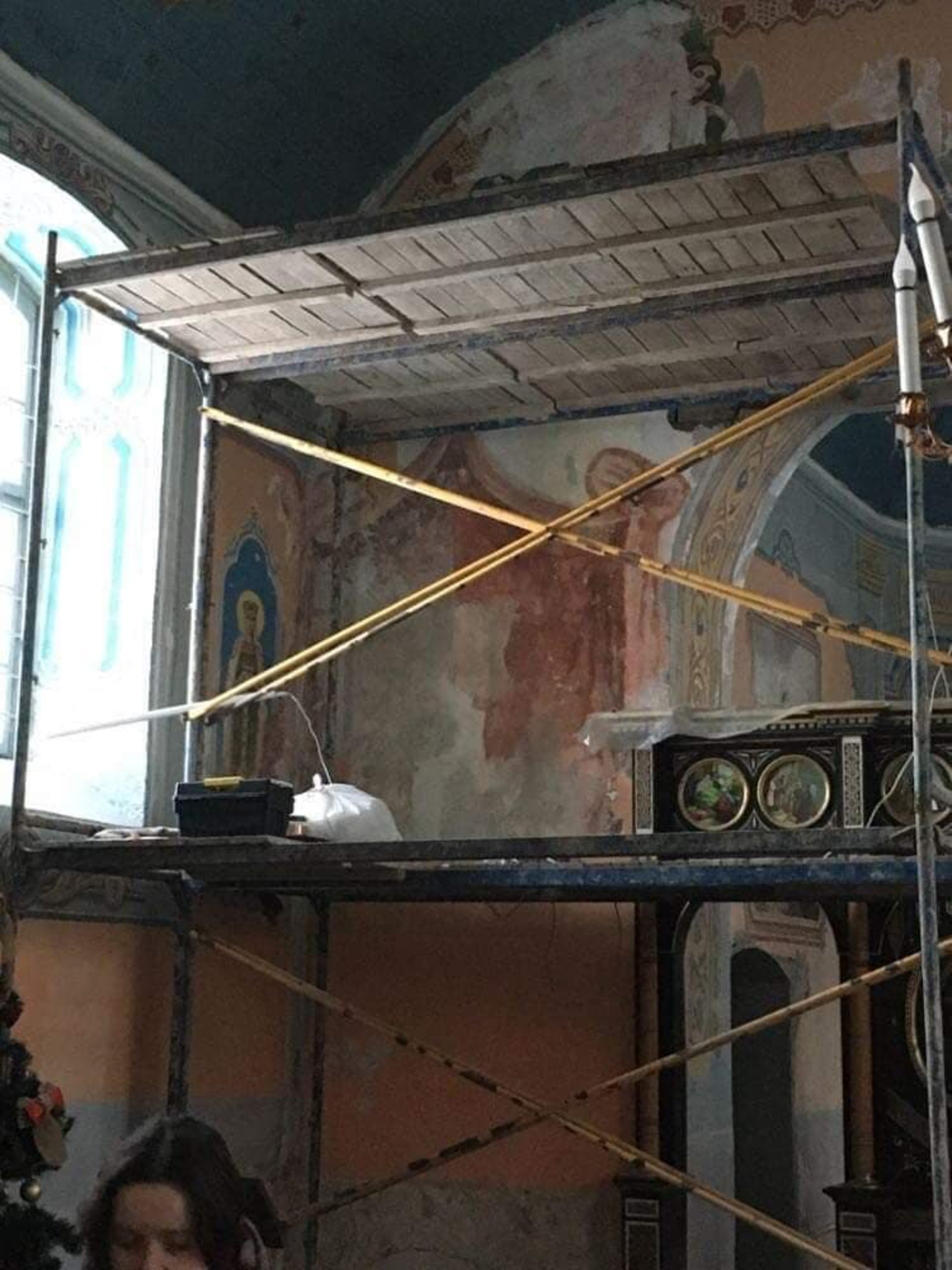 У селі на Львівщині в церкві виявили унікальні розписи