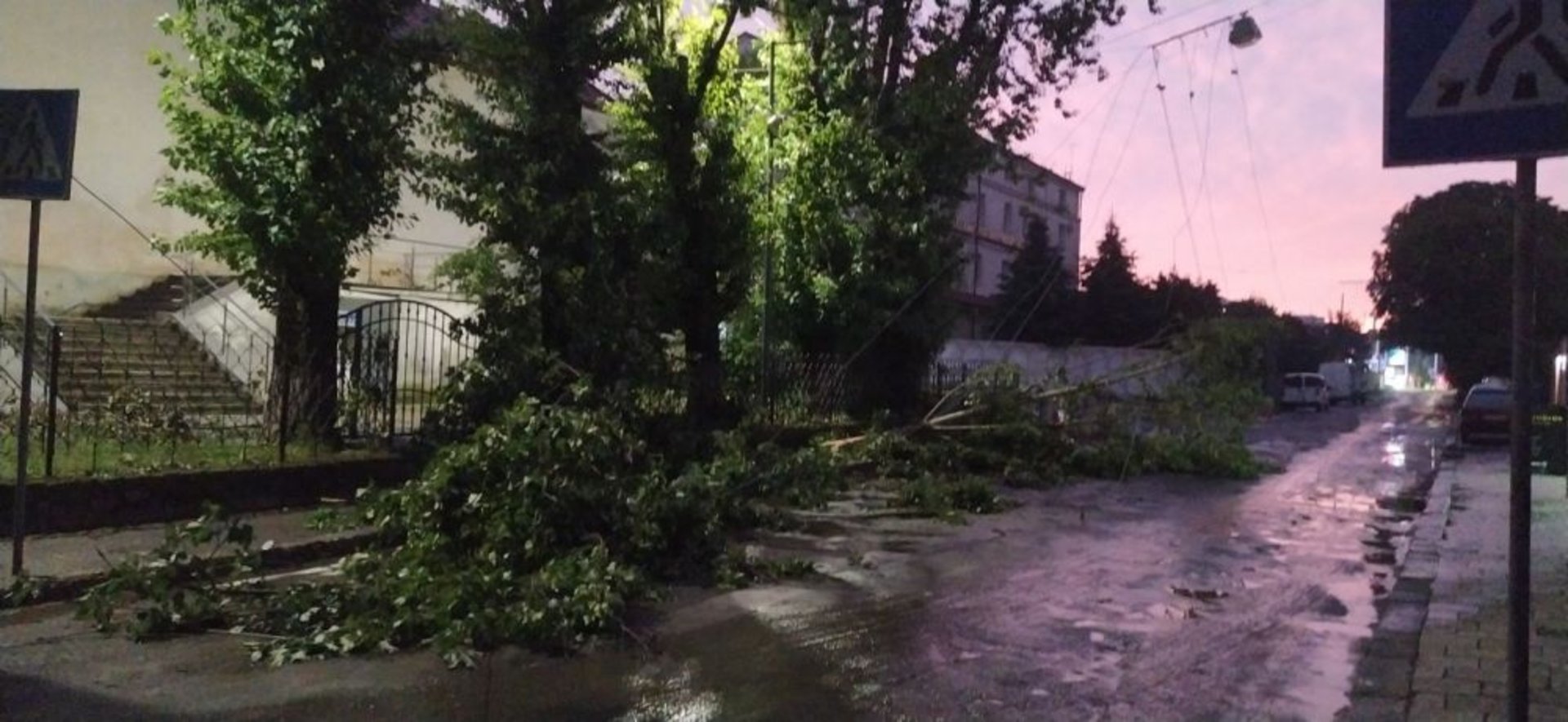 У Львові комунальники продовжують прибирати наслідки негоди, фото ЛМР