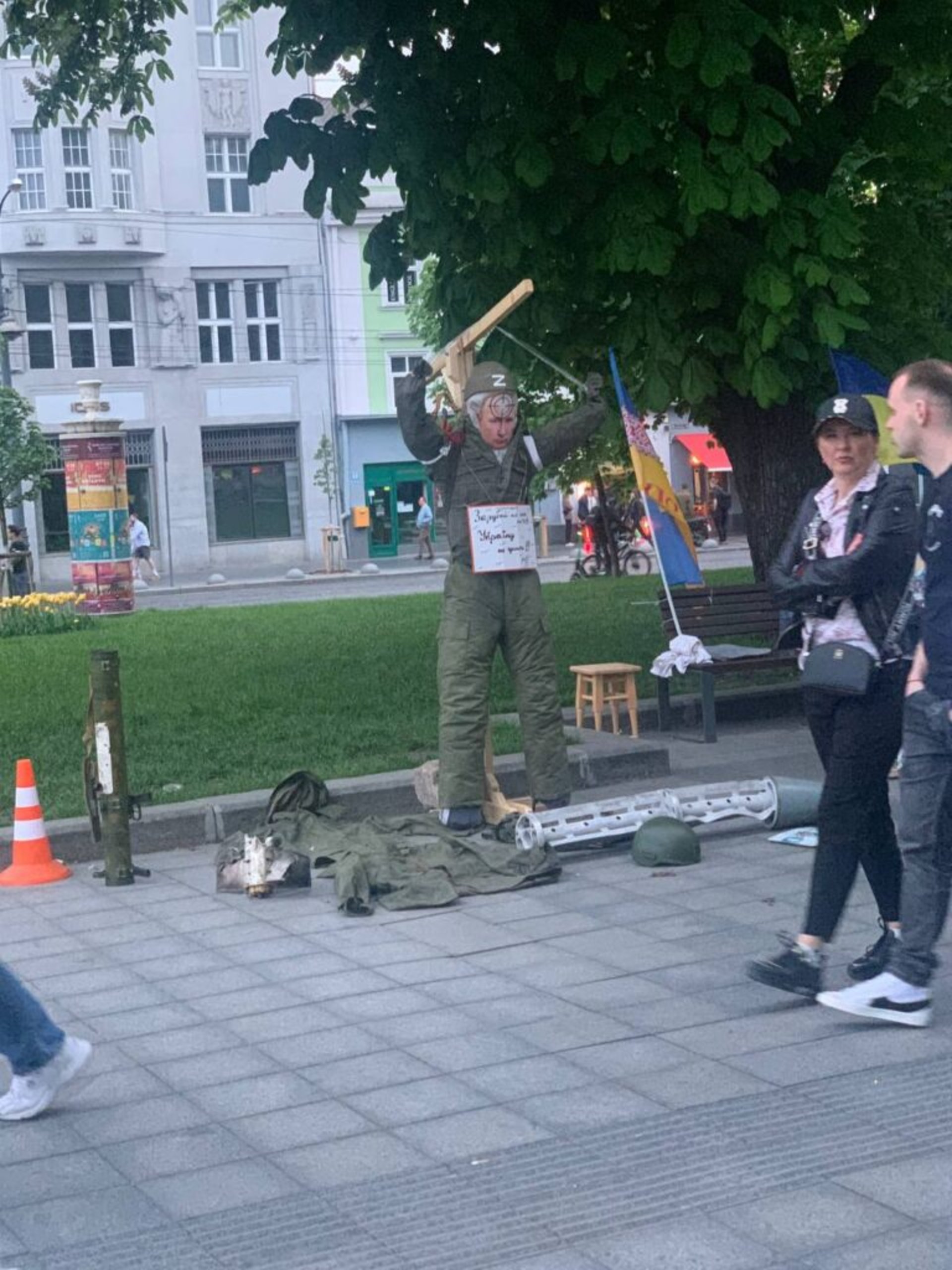 У центрі Львова встановили опудало Путіна, фото Четверта студія