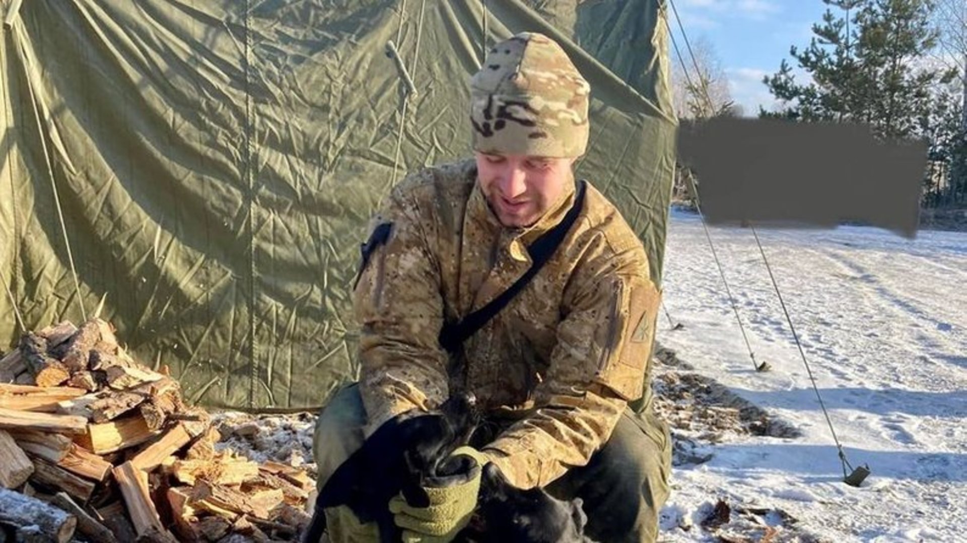 У Львові мама військового заспівала колискову під час прощання з ним