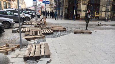 У соцмережах львів‘яни обурюються небезпечним хідником у центрі міста (ФОТО)