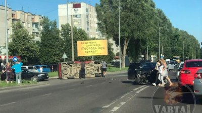 У Львові під час ДТП перекинувся автомобіль (ФОТО)
