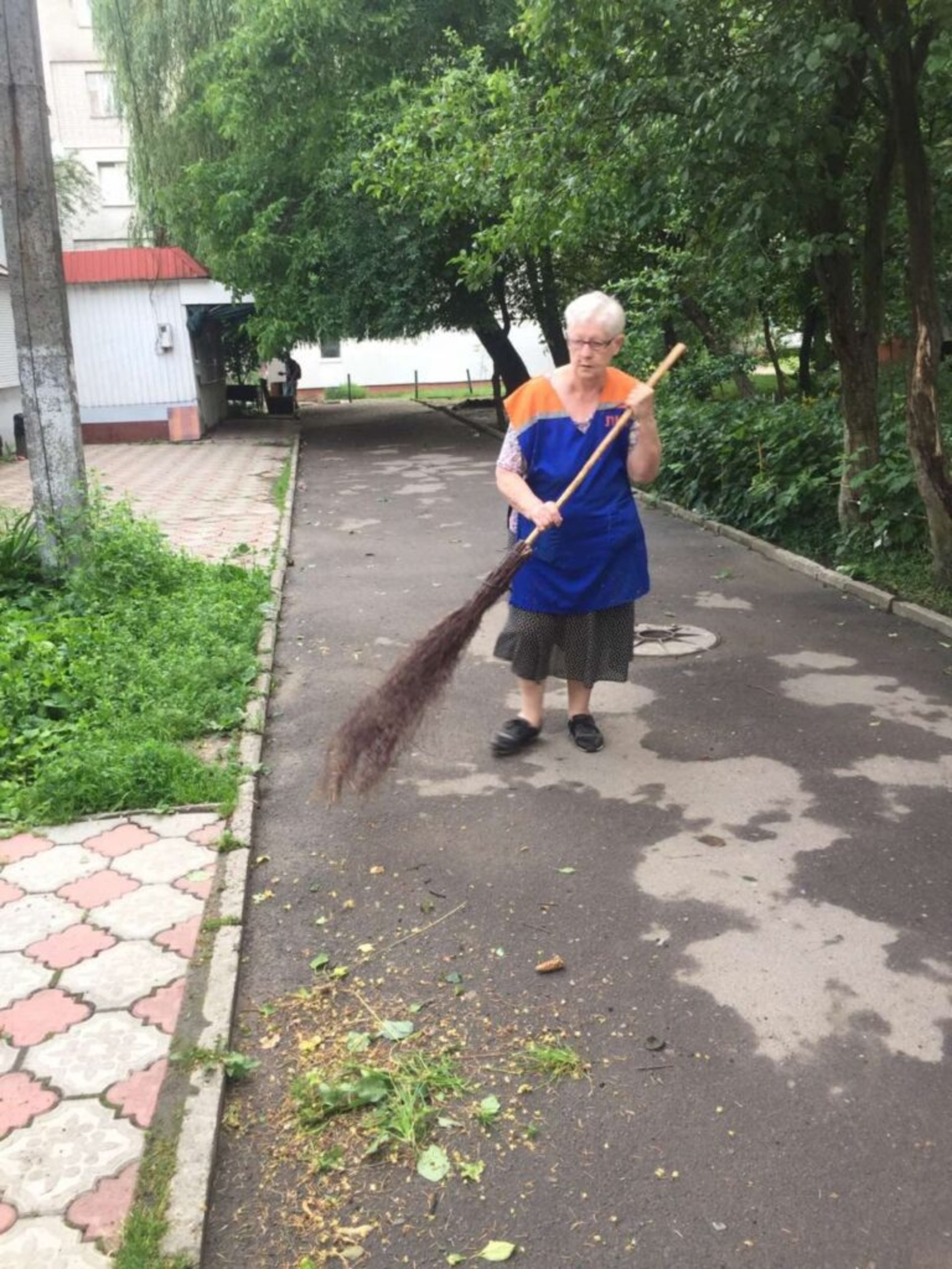 У Львові комунальники продовжують прибирати наслідки негоди, фото ЛМР
