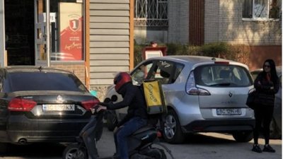 У Львові розшукують кур'єра "Glovo", який збив дитину (ФОТО)