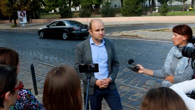 На вулиці Степана Бандери у Львові працює один ескаватор та 10 осіб (ВІДЕО)