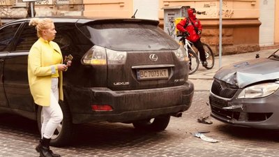 У Львові водійка Lexus протаранила автомобіль (ФОТО)