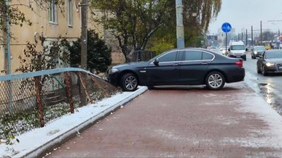 У Львові на мості автомобіль мало не вилетів з дороги (ФОТО, ВІДЕО)