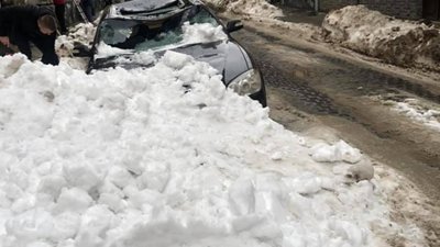 У Львові брила снігу розтрощила автомобіль (ФОТО)
