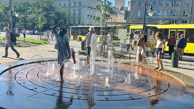 Садовий любить спостерігати за дітьми у фонтані