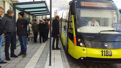 У Садового обіцяють завтра запустити громадський транспорт на вокзал
