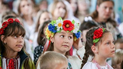 У Мурованській громаді зібрали понад 14 тисяч гривень завдяки гаївкам