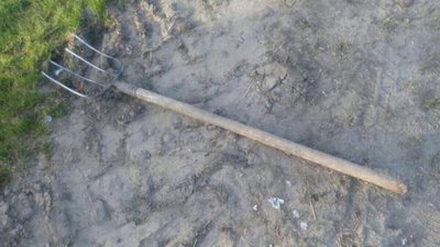 Мешканець Львівщини проколов сусіда вилами та отримав штраф